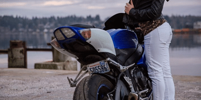 バイクの女性
