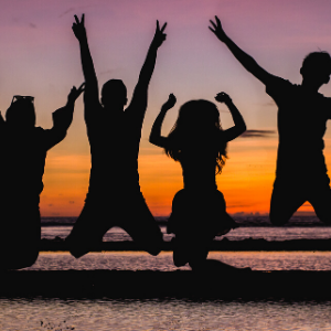 男女の友人夕日