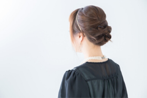 髪をアップにした女性