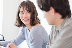 女性の話に同調する