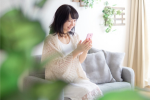 電話する女性