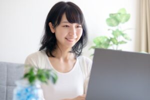 検索する女性