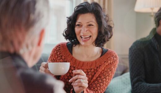 カフェでデート中の笑顔の中年女性