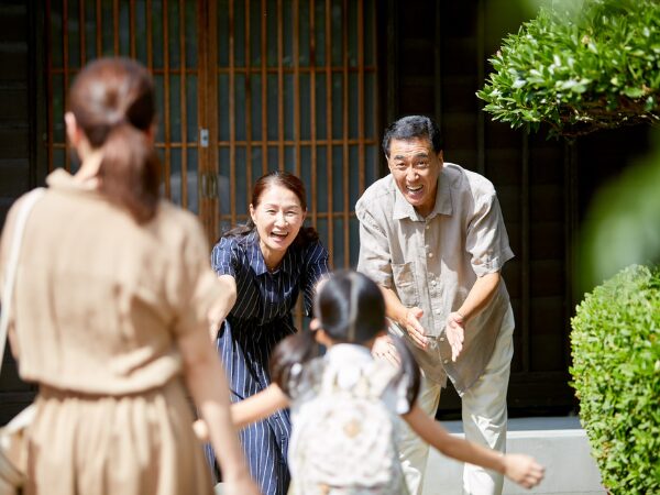 実家の玄関前で出迎えてくれる義両親