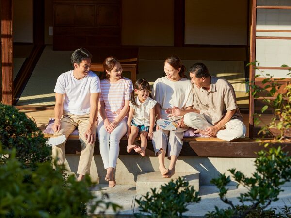 実家の縁側で話す家族