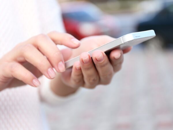 スマホを打つ手
