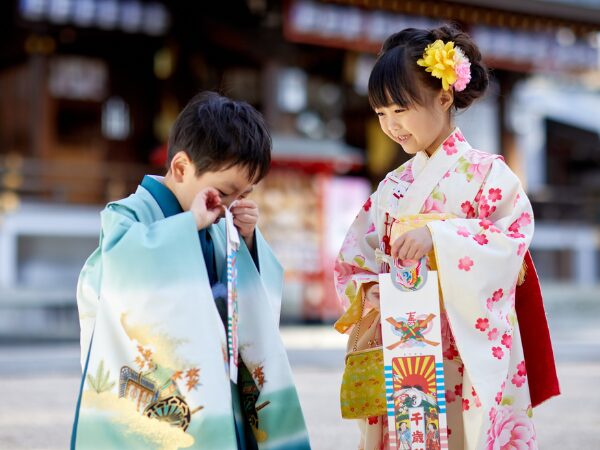 七五三で晴れ着姿の女の子と男の子