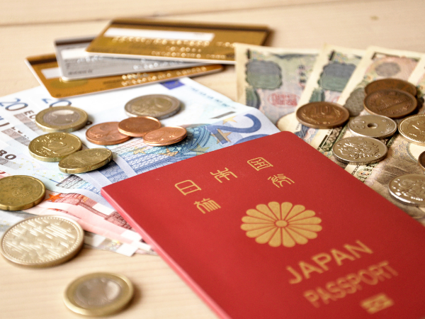 パスポートと現金とキャッシュカード